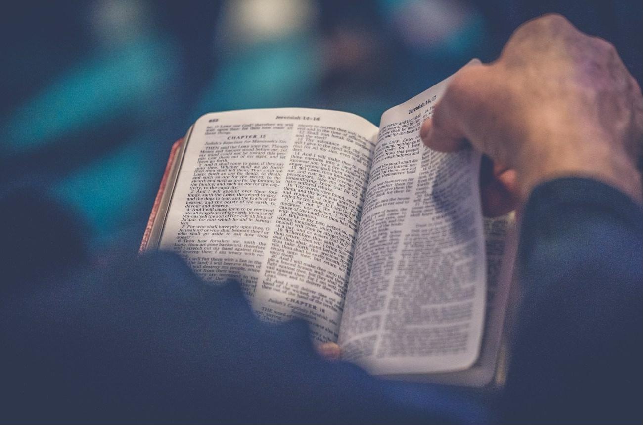 Biblia abierta en manos de un hermano