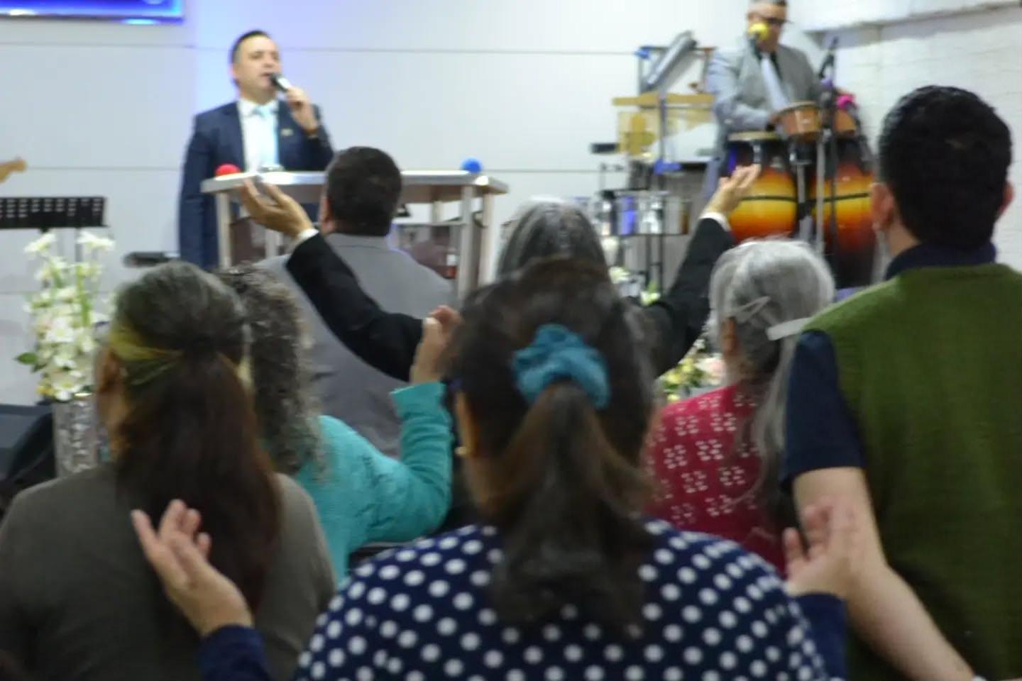 Congregación adorando en el culto