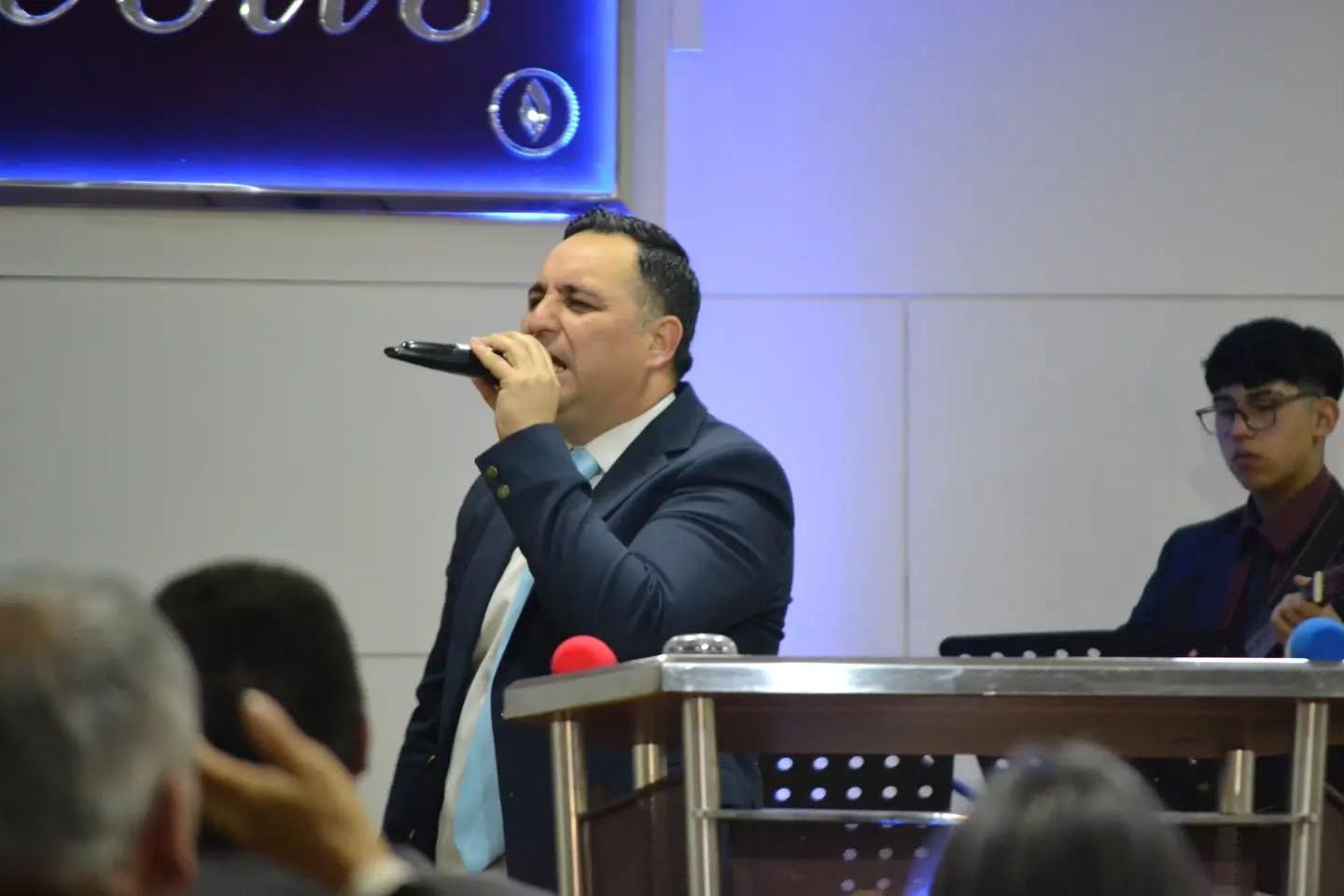 Pastor predicando en el culto