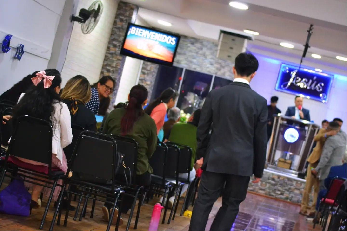 Templo de la iglesia ACN durante un culto
